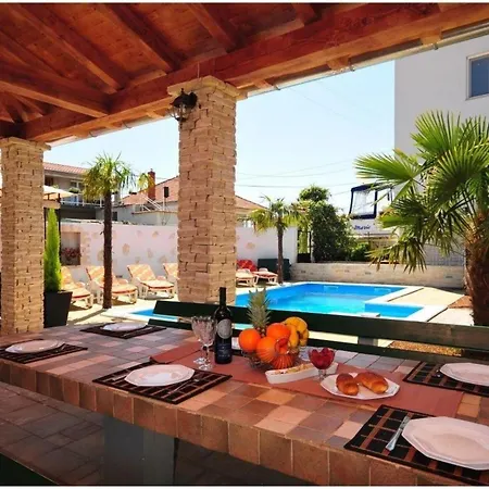 Moderne Ferienwohnung Mit Pool, Whirlpool, Sauna, Klimaanlage Und Balkon Fur 5 Personen *