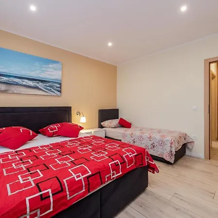 Moderne Ferienwohnung Mit Pool, Whirlpool, Sauna, Klimaanlage Und Balkon Fur 5 Personen Apartamento