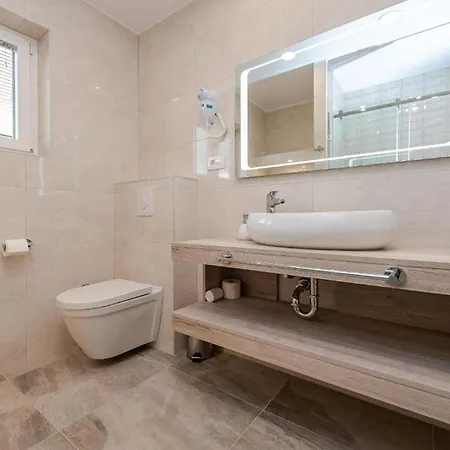 Apartamento Moderne Ferienwohnung Mit Pool, Whirlpool, Sauna, Klimaanlage Und Balkon Fur 5 Personen Sukošan