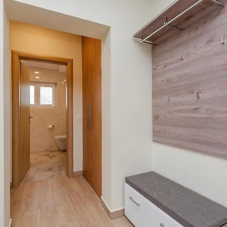 Moderne Ferienwohnung Mit Pool, Whirlpool, Sauna, Klimaanlage Und Balkon Fur 5 Personen *