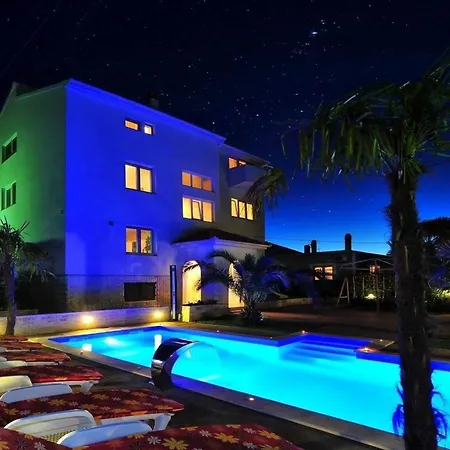 Moderne Ferienwohnung Mit Pool, Whirlpool, Sauna, Klimaanlage Und Balkon Fur 5 Personen *