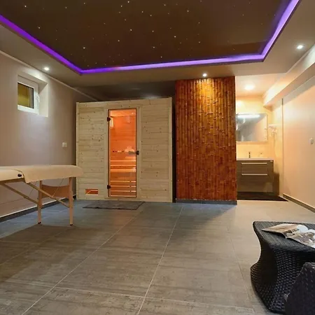 Moderne Ferienwohnung Mit Pool, Whirlpool, Sauna, Klimaanlage Und Balkon Fur 5 Personen *