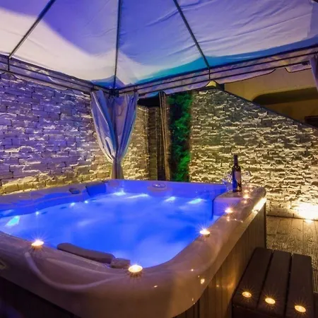Moderne Ferienwohnung Mit Pool, Whirlpool, Sauna, Klimaanlage Und Balkon Fur 5 Personen Apartment