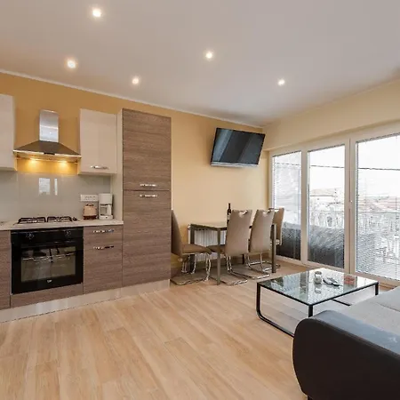 Moderne Ferienwohnung Mit Pool, Whirlpool, Sauna, Klimaanlage Und Balkon Fur 5 Personen