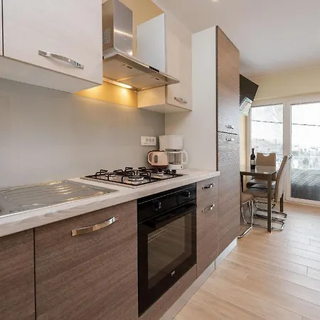 Apartment Moderne Ferienwohnung Mit Pool, Whirlpool, Sauna, Klimaanlage Und Balkon Fur 5 Personen