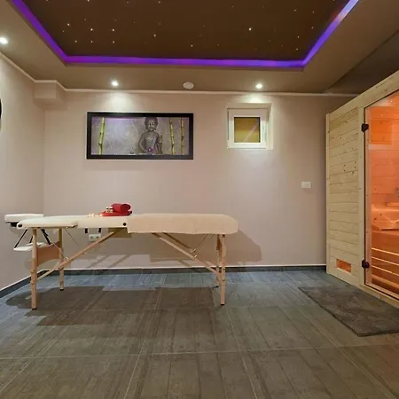 Moderne Ferienwohnung Mit Pool, Whirlpool, Sauna, Klimaanlage Und Balkon Fur 5 Personen * Sukošan