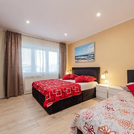 Apartment Moderne Ferienwohnung Mit Pool, Whirlpool, Sauna, Klimaanlage Und Balkon Fur 5 Personen